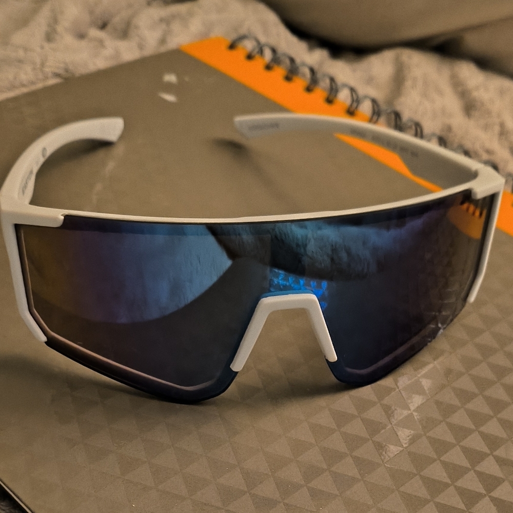Nwt Easton white/blue Wrap sunglasses